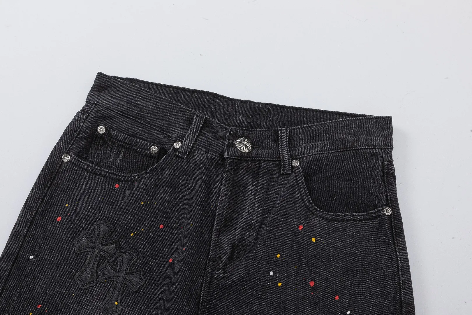 KE927#P180 The only correct leather label version on the market Chrome Hearts CH Cross embroidery distressed jeans Top ceiling quality 100% correct version The correct version is here!  Believe me this must be the best quality you will ever come across! ! Excellent value for money! !  Styles with different washes and textures are very friendly to people with thin legs and thick legs. The straight version is very flattering to the shape of the legs. The moderate length is timeless and easy to match. It is the basis of various styles and a must-have in the wardrobe! ! Add a little stacking to easily control the clean fit trend that has exploded this year. The fabric is stiff but also makes the upper body soft without losing texture. The sides and cuffs of some styles have a bone-wash effect. The vintage flavor pops up all at once. It’s really hard not to love it! ✅Correctly customize the Croxin metal leather label on the back panel. It is not sold directly with the cross on the finished jeans. 1:1 copying strives for excellence and the details are perfectly grasped. ✅The cross leather label is clear and smooth. Exquisite turning top craftsmanship. ✅Buttons, zippers and hardware are all customized versions of the Croxin LOGO. ✅High-cost washing process. Size: 28 30 32 34 36 (5 sizes)